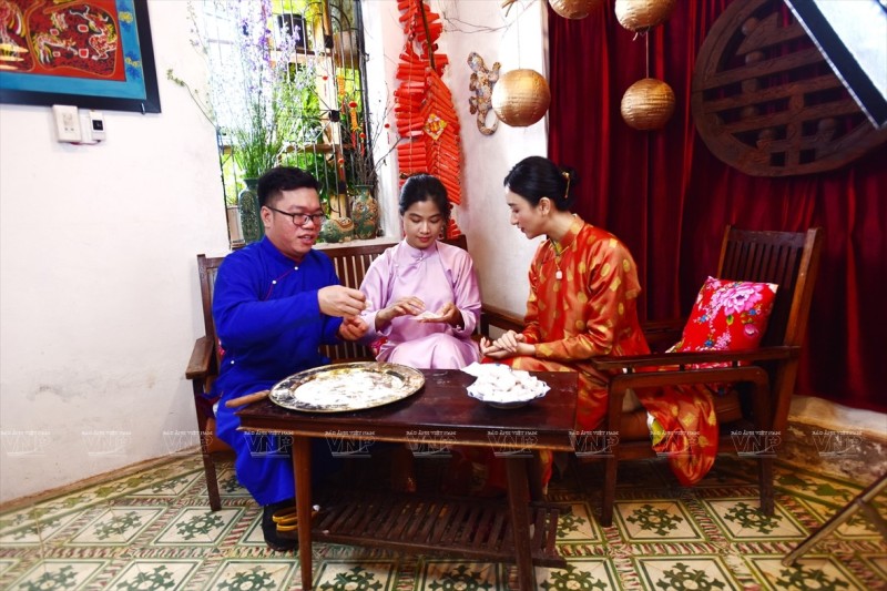 Giới trẻ Huế ngày càng yêu thích trang phục áo dài ngũ thân truyền thống. Ảnh: Thanh Hoàv