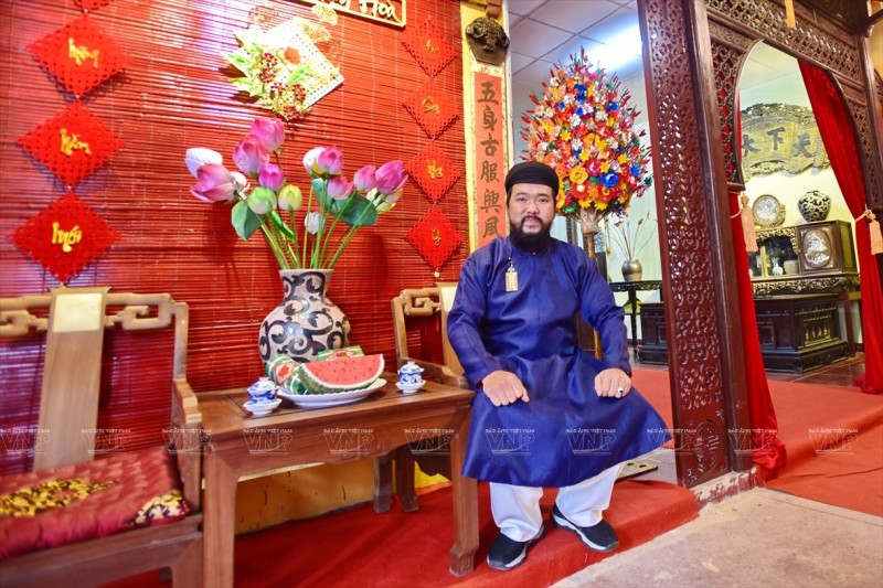 Nhà thiết kế trẻ Quang Hoà, người đam mê với việc thiết kế áo dài ngũ thân Huế. Ảnh: Thanh Hoà
