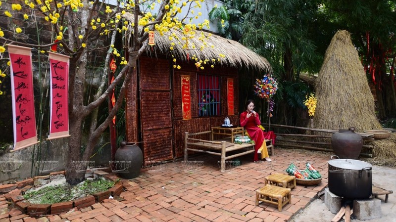 Thiếu nữ đón xuân trong tà áo dài cách tân của xứ Huế. Ảnh: Thanh Hoà