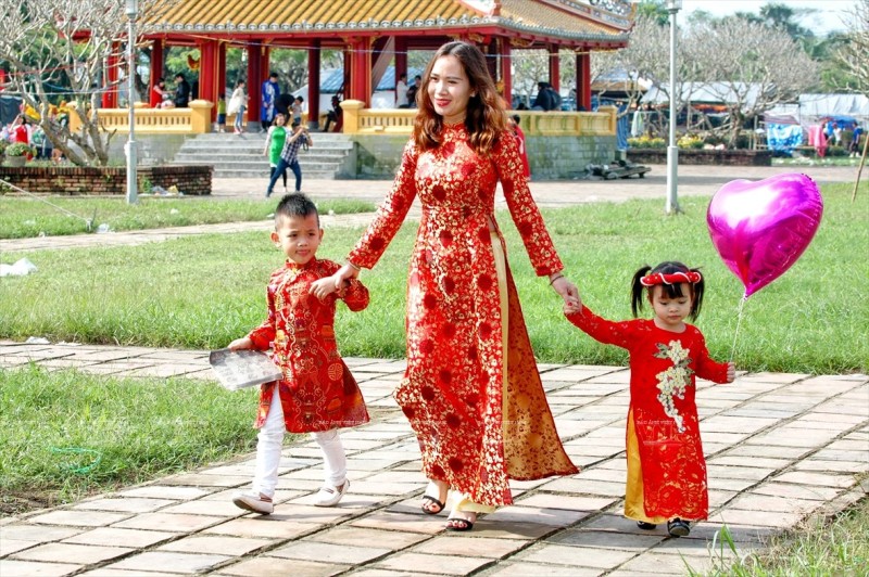Cùng với áo dài ngũ thân, các trào lưu áo dài cách tân cũng được phát triển thịnh hành ở Huế, vì thế Huế được mệnh danh là 