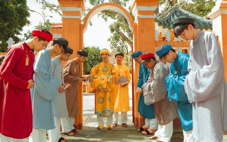 Chi Bạo Tay Chụp Ảnh Kỷ Yếu Diện Cổ Phục Việt