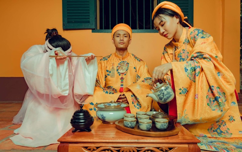 Bối cảnh chụp hình cũng được đầu tư nhiều chi tiết để bộ ảnh thêm phần thuyết phục. 