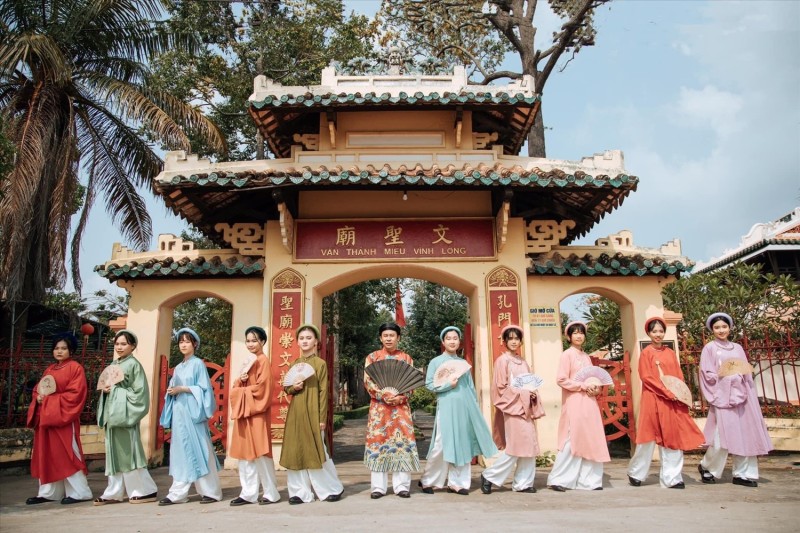 Học sinh trường THPT chuyên Nguyễn Bỉnh Khiêm (Vĩnh Long) đã chọn cổ phục Việt là trang phục chụp ảnh kỷ yếu