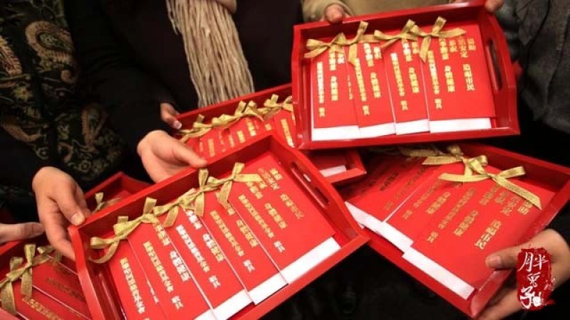 Phong bao lì xì màu đỏ truyền thống Trung Hoa