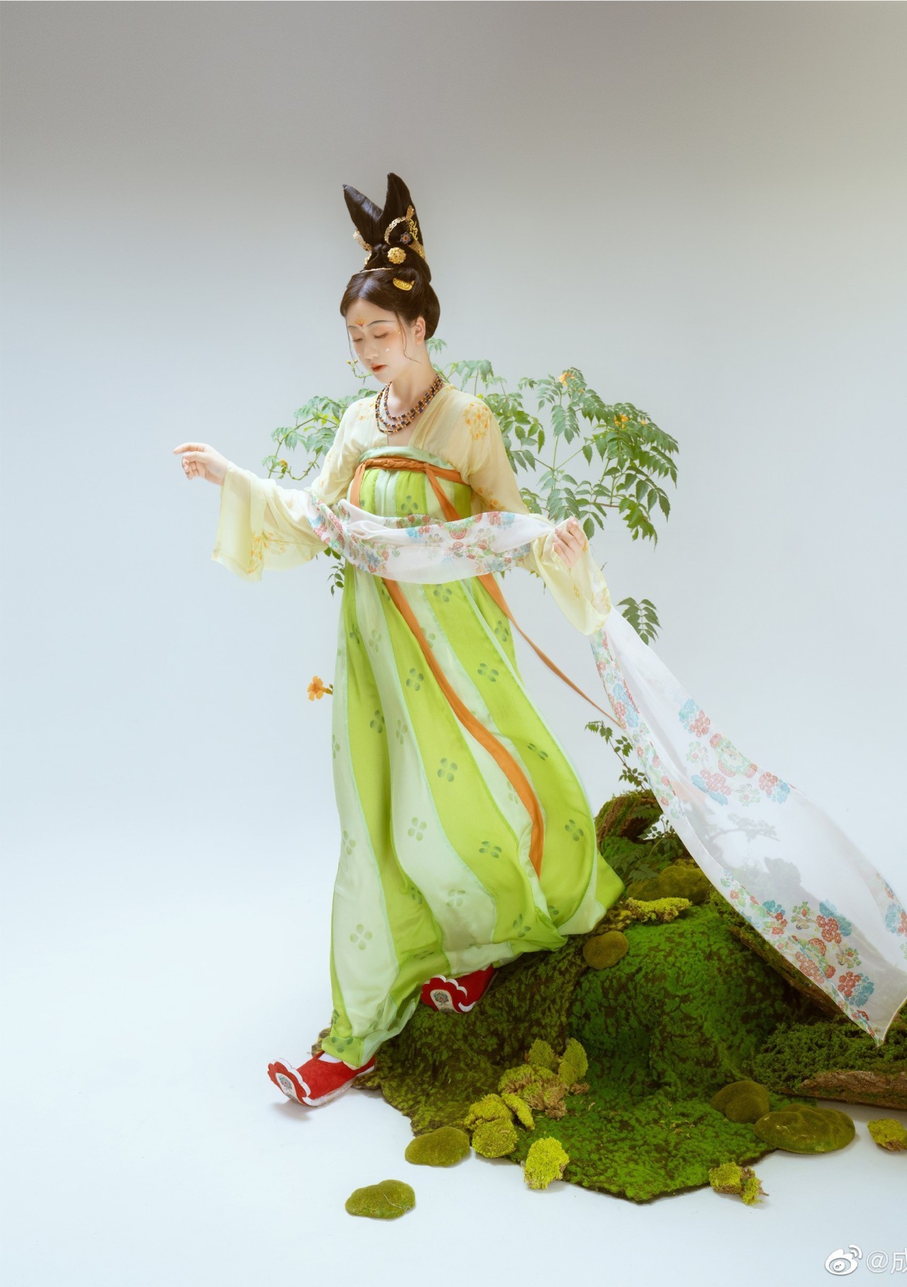 Bộ Ảnh Hanfu Mô Phỏng Lại Bức Tượng Nữ Ngồi Sancai Thời Nhà Đường
