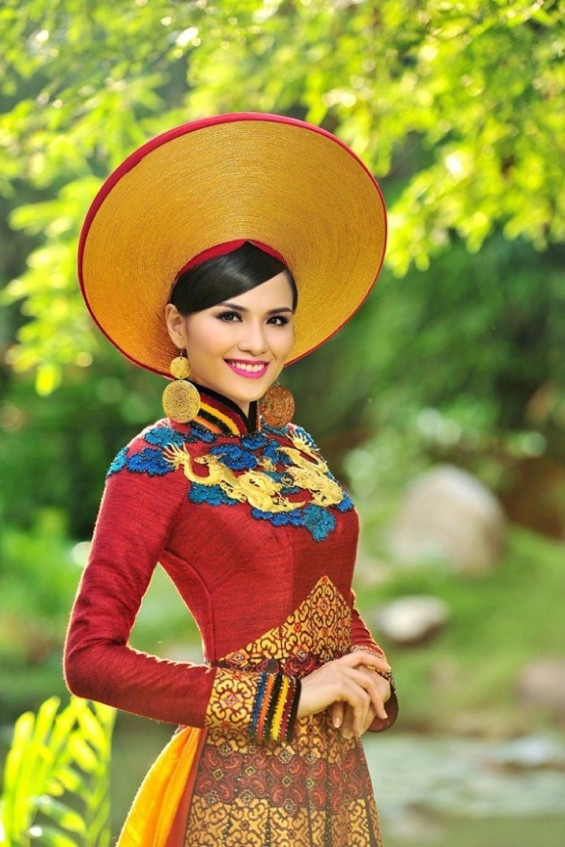 Áo Dài Việt Tỏa Sáng Trên Trường Quốc Tế