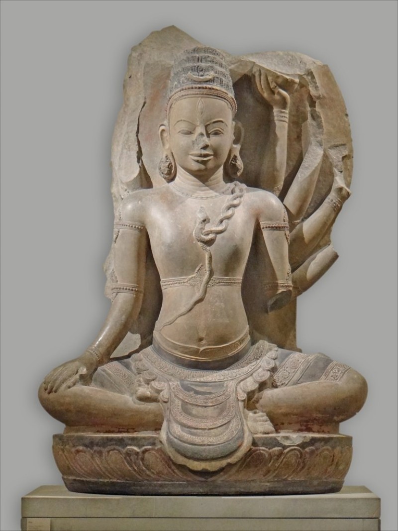 Tượng thần Siva trong tháp Bánh Ít