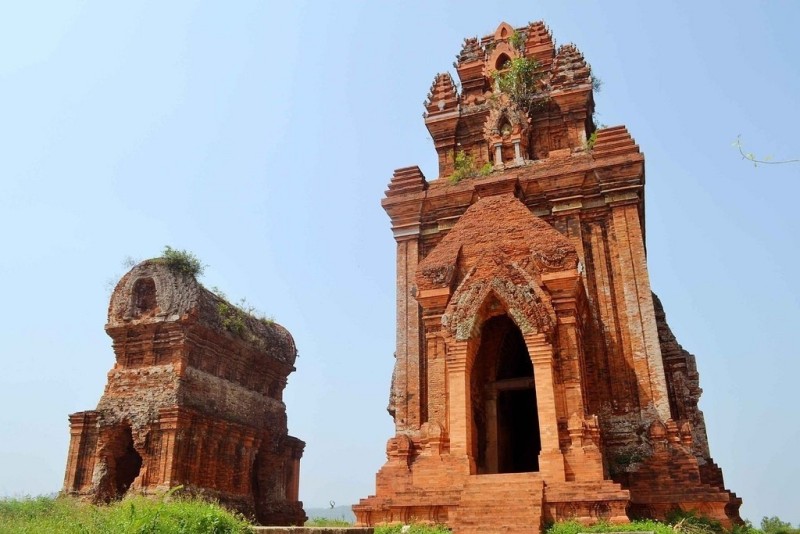 Tháp mang đậm ảnh hưởng của nghệ thuật Cham-pa