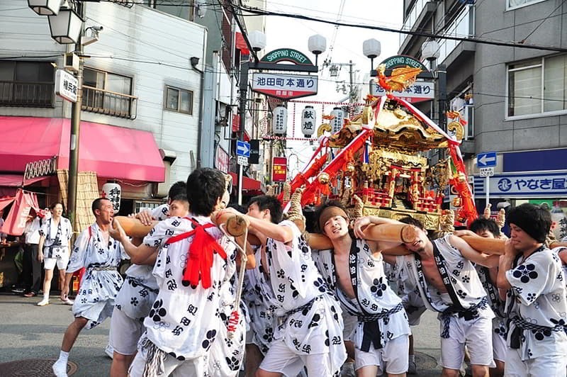 Ngôi đền di động bằng vàng được những người tham gia lễ hội Tenjin Matsuri mang theo
