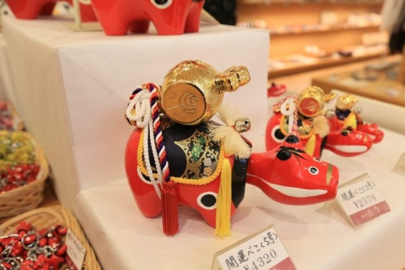 BIỂU TƯỢNG MAY MẮN CỦA NHẬT BẢN - Bò đỏ Akabeko