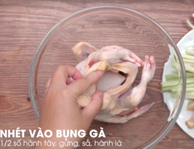 Xếp nguyên liệu vào bụng gà 