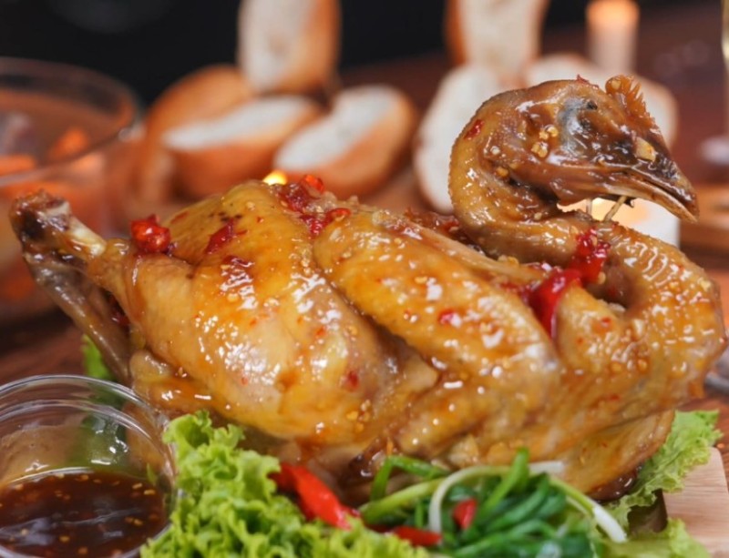 Tưới nước sốt lên gà