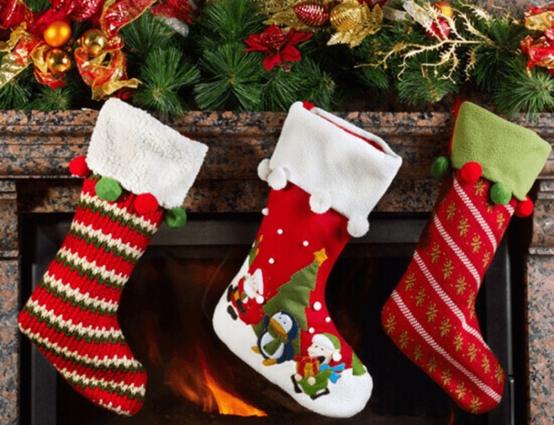 Trang trí Noel đơn giản cho văn phòng bằng giấy dán tường đỏ