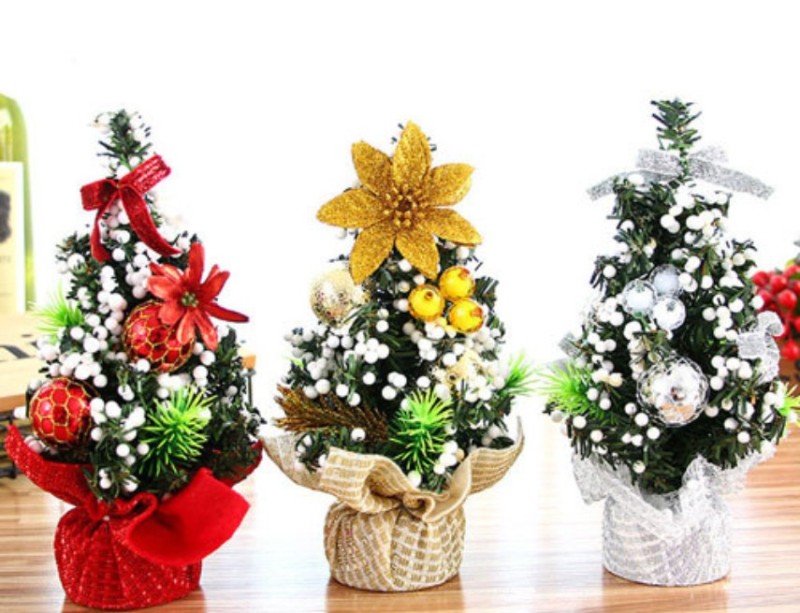 Trang trí bàn làm việc với cây thông mini
