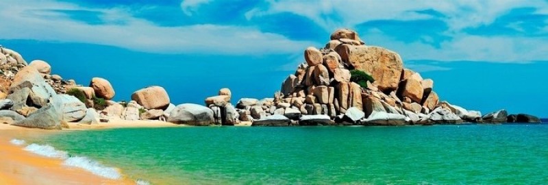 Biển Mũi Dinh hoang sơ với biển, đá và cồn cát