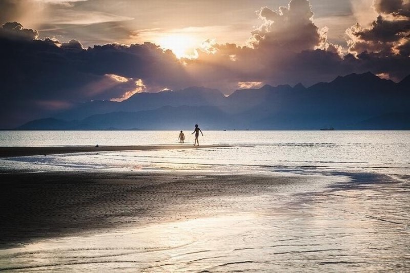 Hoàng hôn thanh bình trên bãi biển Thanh Bình 