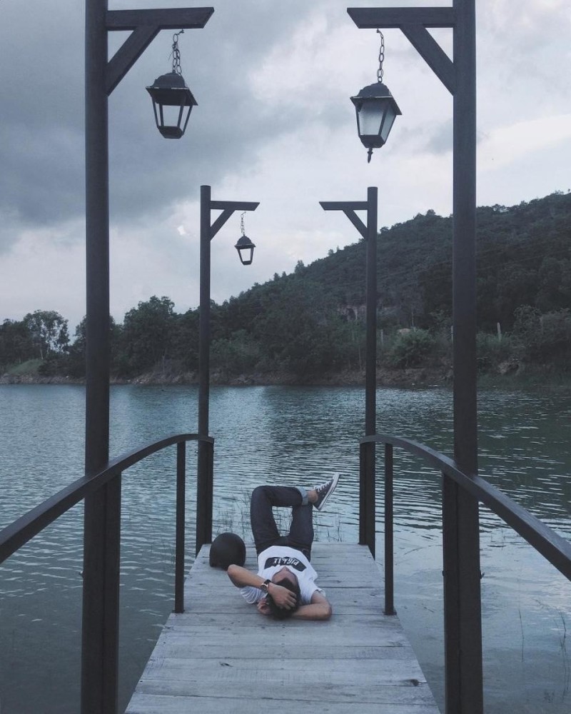 Không gian đậm chất Âu Châu với cây cầu tại Hồ Đá Xanh
