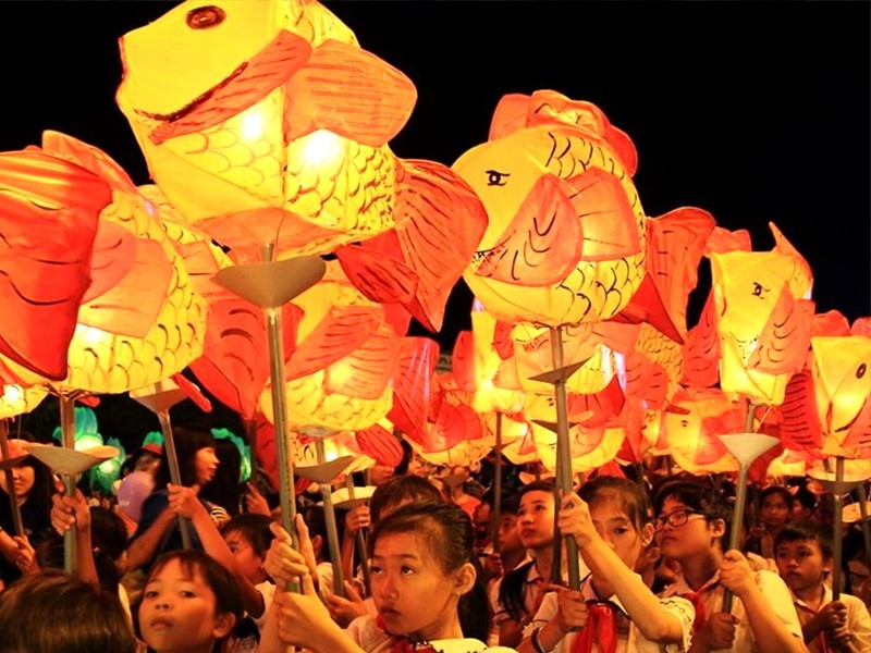 Người Việt Nam coi Tết Trung thu là ngày để thể hiện tấm lòng của con người với Mặt trăng