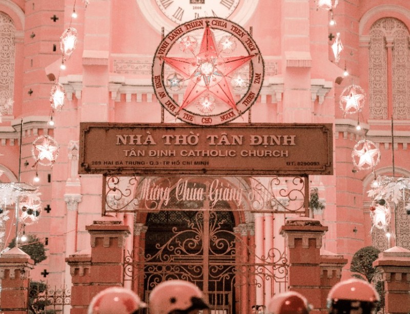 Nhà thờ Tân Định màu hồng nổi bật