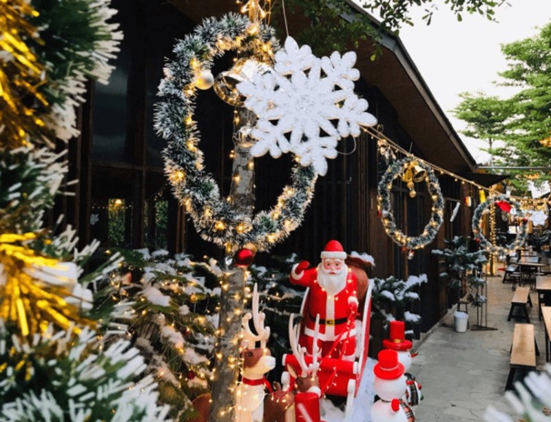 Con phố Nhật Bản Oishi Town nổi bật mỗi mùa Noel