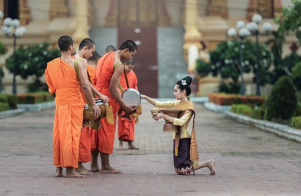 Tục Khất Thực Của Nhà Sư