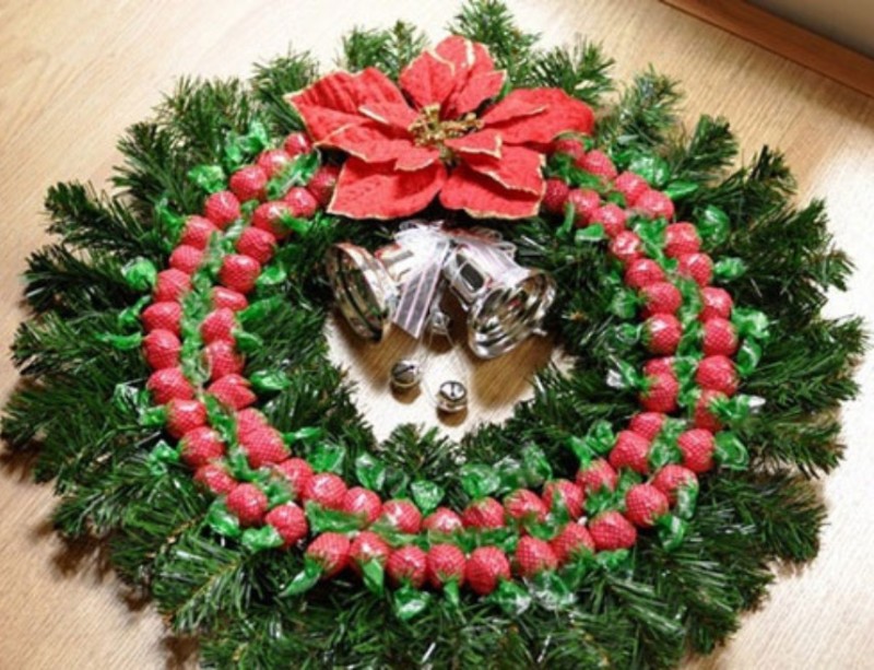 Cách làm vòng nguyệt quế Noel bằng kẹo