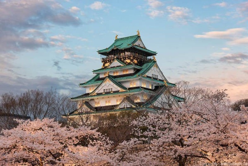 Lâu đài Osaka, Osaka: Giống như nhiều lâu đài truyền thống của Nhật Bản, Osaka có móng bằng đá, cao 8 tầng và có hào bao quanh. Lâu đài được xây dựng trên nền của một ngôi đền và cung điện hoàng gia cũ. Năm 1660, sét đánh vào kho thuốc súng gây ra một vụ nổ lớn, làm hư hỏng công trình này. Đến cuối thế kỷ 19, lâu đài được trùng tu, sửa chữa. Ảnh: Reddit.