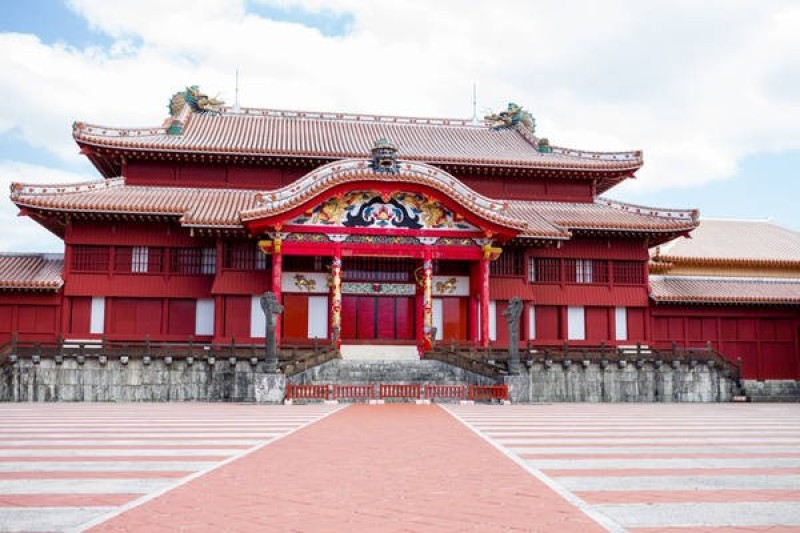 Lâu đài Shuri, Okinawa: Lâu đài Shuri màu đỏ được xây dựng từ năm 1429. Đây là điểm dừng chân quan trọng trong mạng lưới hàng hải Đông Á của Nhật Bản. Shuri là lâu đài lớn nhất trên đảo, có lịch sử lâu đời về hoạt động kinh tế và đã nhiều lần đổi chủ. Sau Thế chiến II, Mỹ từng chiếm đóng nơi đây gần 30 năm. Ảnh: Okinawahai.