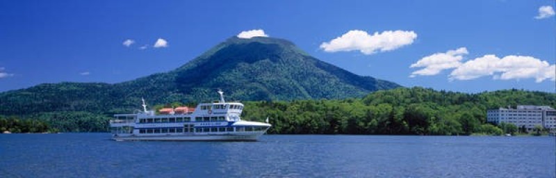 Hồ Ikan nằm trong vườn quốc gia Ikan, Hokkaido (Nhật Bản), là điểm nghỉ dưỡng suối nước nóng nổi tiếng. Hồ cũng là nhà của Marimo, một loại rêu hình cầu hiếm trên thế giới. Ảnh: Jnto.
