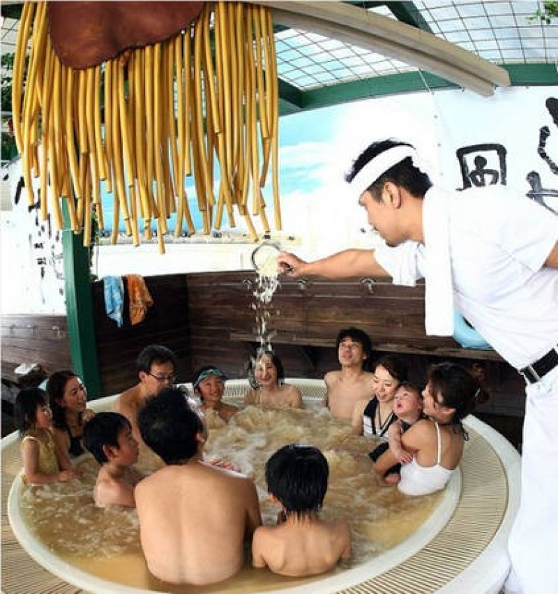 Khách hàng ngồi trong bồn tắm hình tô mì. Ảnh: Yahoo.