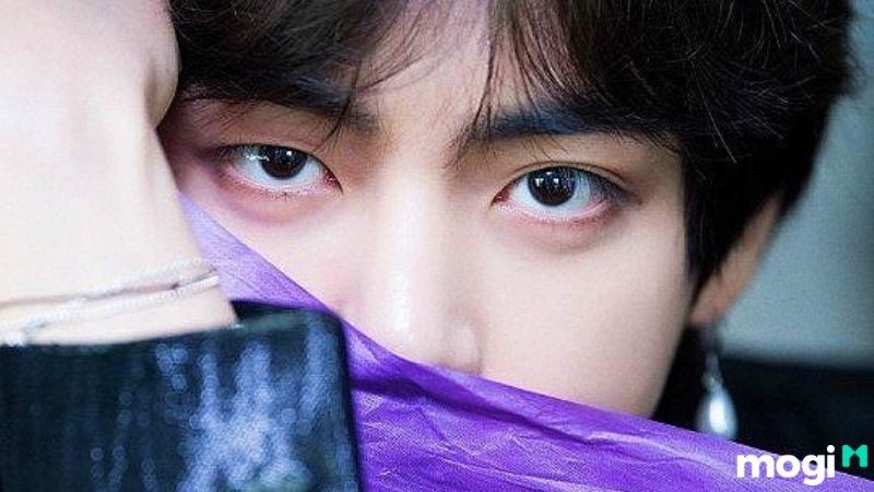V (BTS) là ví dụ về mắt tam bạch
