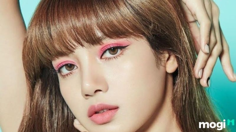 Lisa (BLACKPINK) là ví dụ về mắt tam bạch là gì