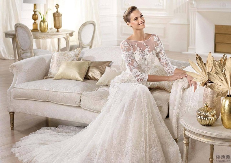 Váy cưới màu trắng với vải ren chính là biểu tượng thanh lịch, trong trắng, yêu kiều của người phụ nữ
