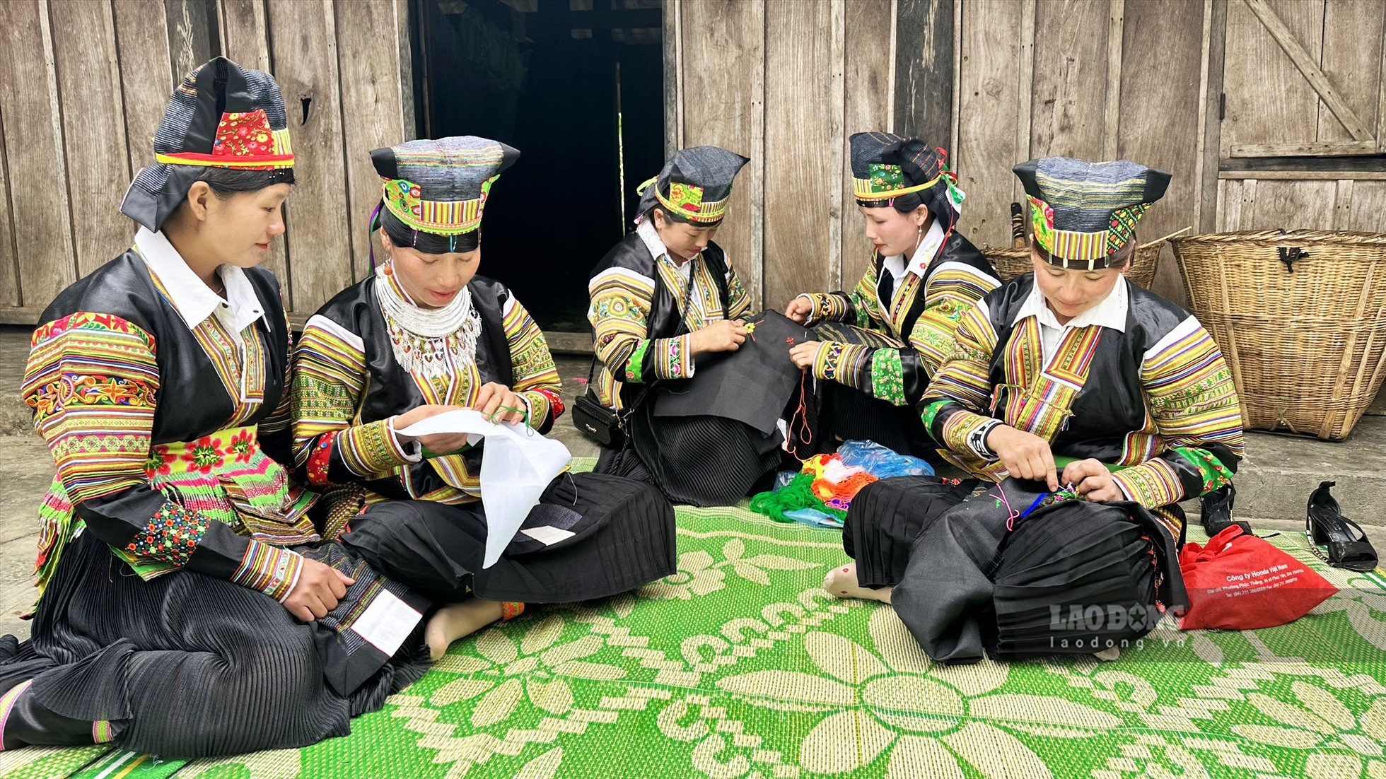 Sắc Màu Thổ Cẩm Trên Cao Nguyên Đá Của Người Mông