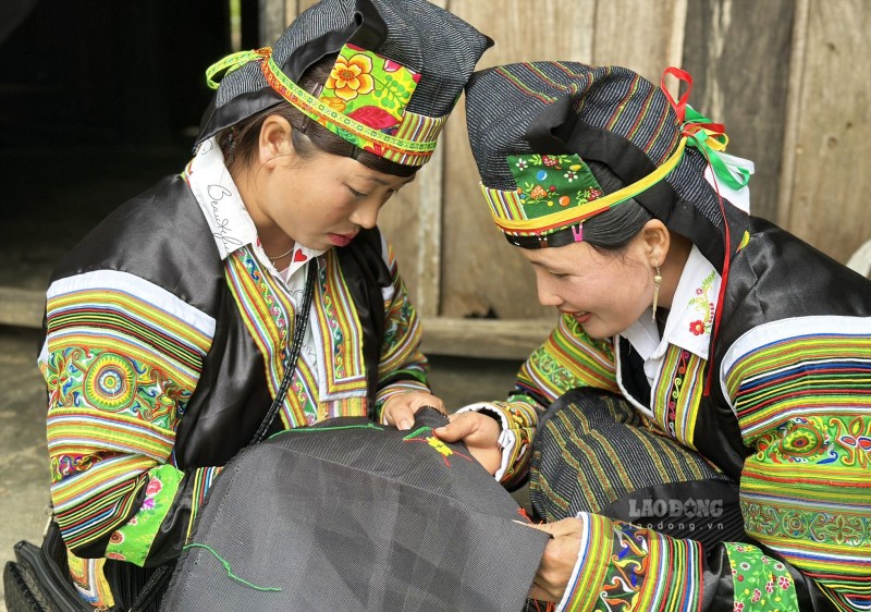 Người Mông được phân biệt thành nhiều nhóm như Mông đơ (Mông Trắng), Mông đu (Mông đen), Mông lềnh (Mông hoa), Mông dua (Mông xanh)… dựa trên sự khác nhau về trang phục và ngôn ngữ giữa các nhóm Mông. Với người Mông đen thì đặc trưng là quần áo thổ cẩm có màu đen chủ đạo rất dễ nhận biết và đã là phụ nữ Mông thì ai cũng biết thêu thùa quần áo của chính mình.