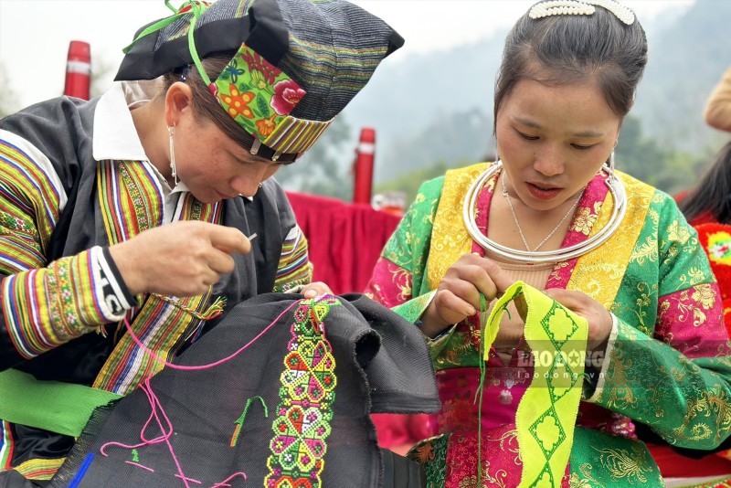 Chị Tráng Thị Mỡ, ở thôn Nà Cóoc, xã Bình An (Lâm Bình) cho biết, đã là phụ nữ Mông thì phải biết thêu thổ cẩm, đó còn như của hồi môn về nhà chồng rồi bố mẹ chồng sẽ nhìn đó để đánh giá sự khéo léo. Con cháu người Mông từ bé đã được các bà, các mẹ hướng dẫn thêu thùa trên thổ cẩm để không mất nghề.