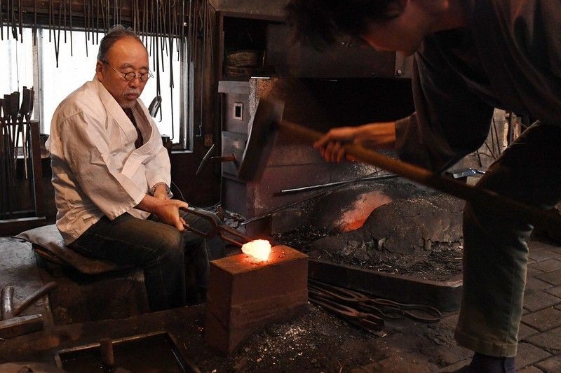 ông yoshindo và học trò đang đập thép Tamahagane