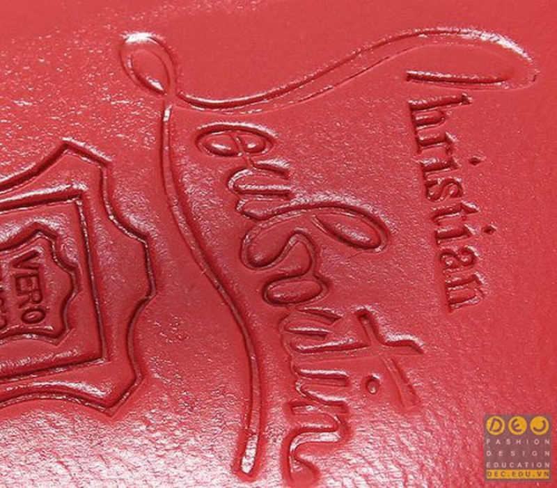 Chữ ký trên những đôi giày Louboutin