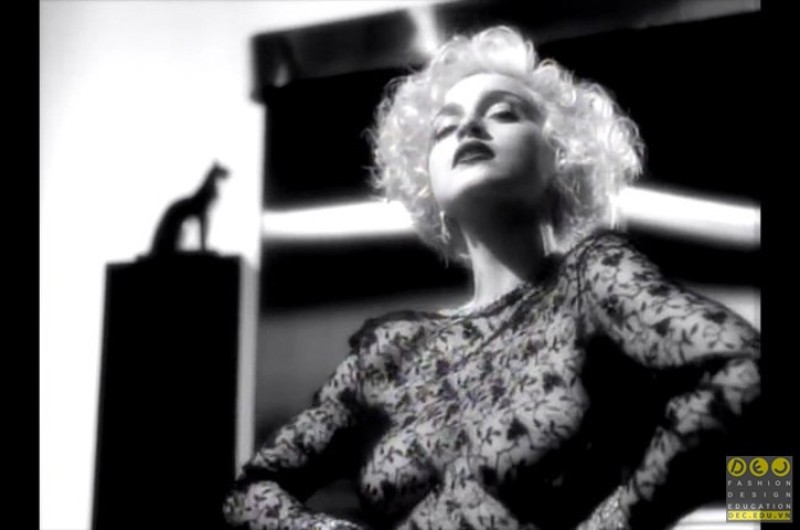 Madonna mặc áo xuyên thấu trong bìa tạp chí Vouge