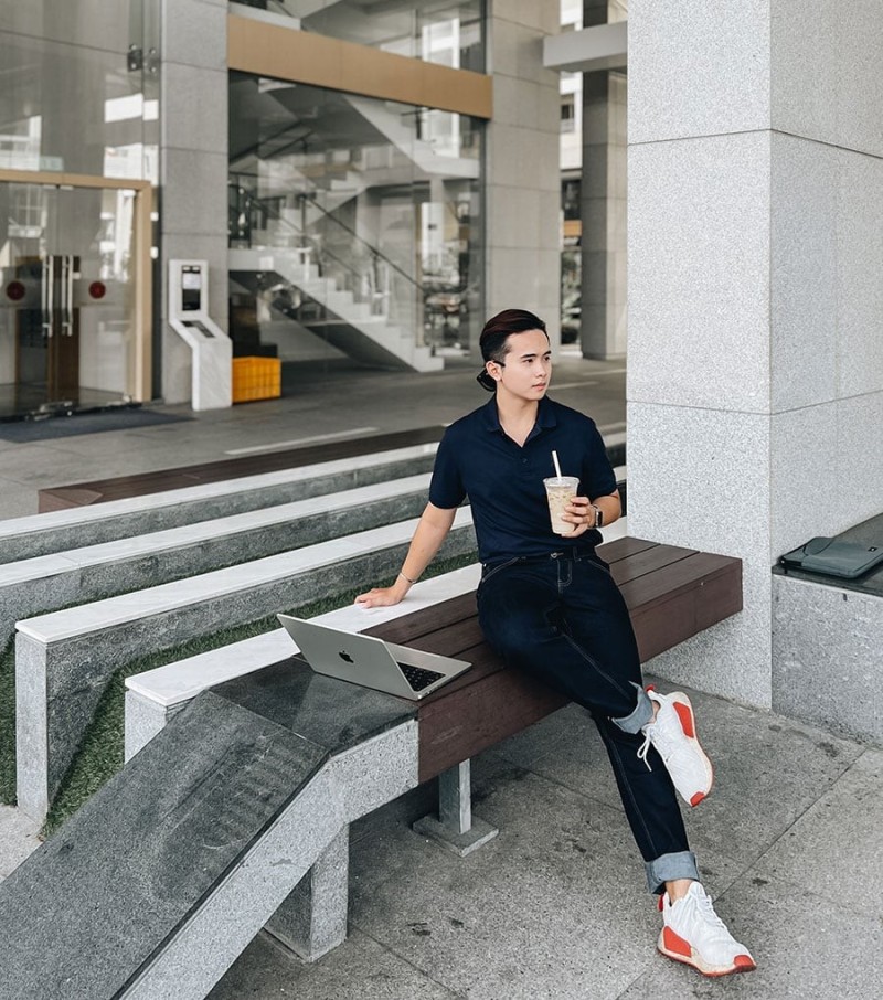 Những items yêu thích trong phong cách Business Casual là chân váy, quần dài, áo sơ mi cổ mở đối với...
