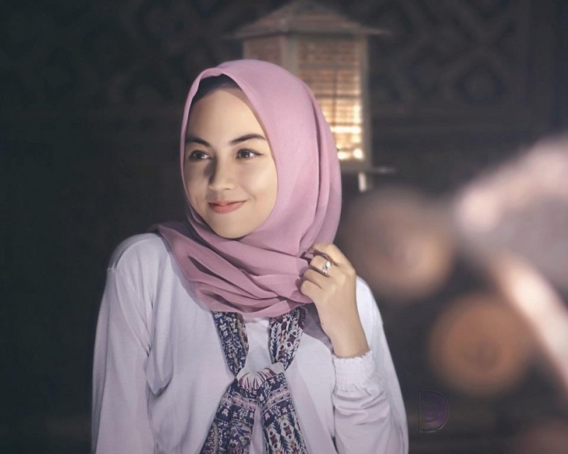 phụ nữ indonesia trùm đầu