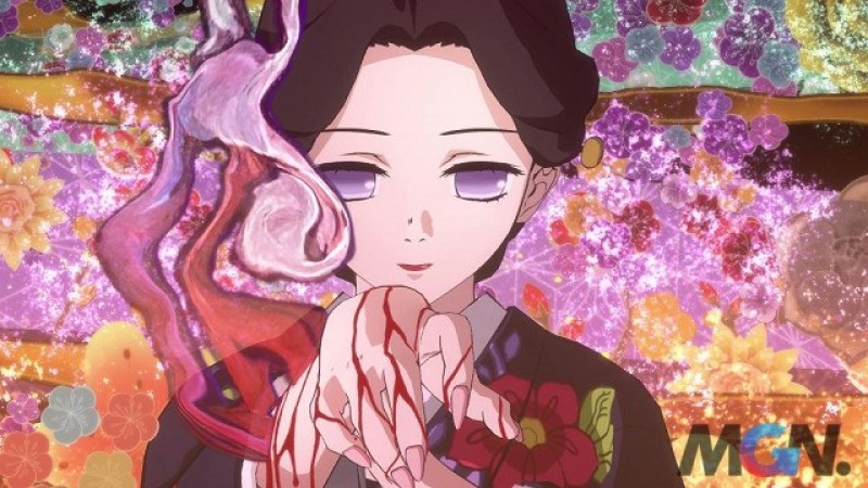 Tamayo có ngoại hình xinh đẹp, mặc một bộ Kimono tối màu của Nhật Bản, phong thái nói chuyện nhẹ nhàng, từ tốn