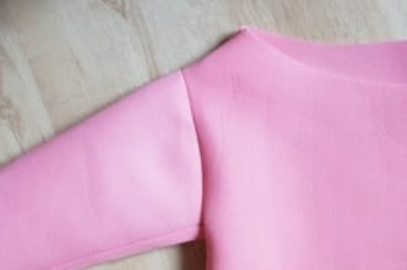 Sau khi may xong, bạn lộn mặt phải của áo lại.