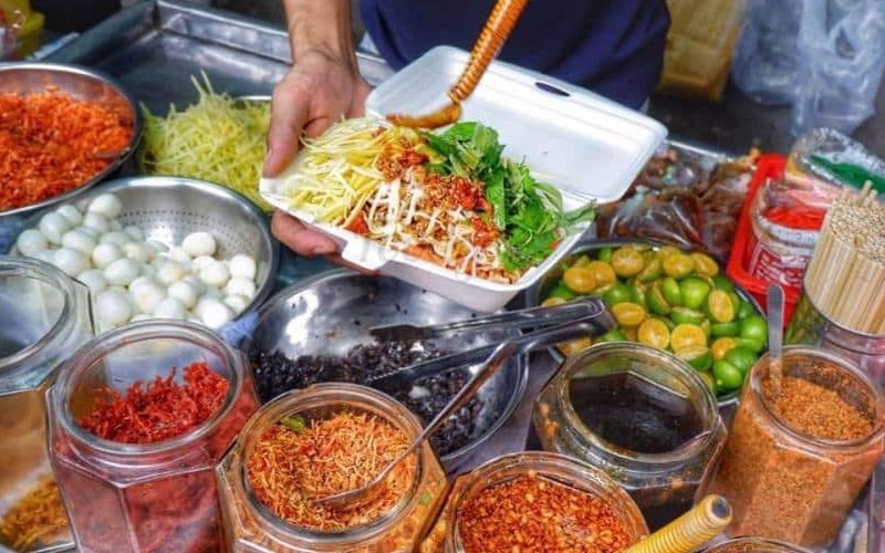 món ăn độc lạ ở sài gòn-Bánh tráng trộn hải sản