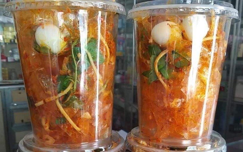 món ăn độc lạ ở sài gòn-Bánh tráng trộn ly khổng lồ