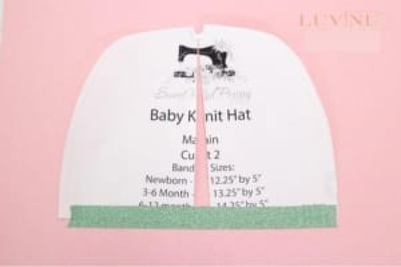 Bạn cắt mẫu mũ làm 2 rồi mở nó ra một khoảng 1.5cm. 