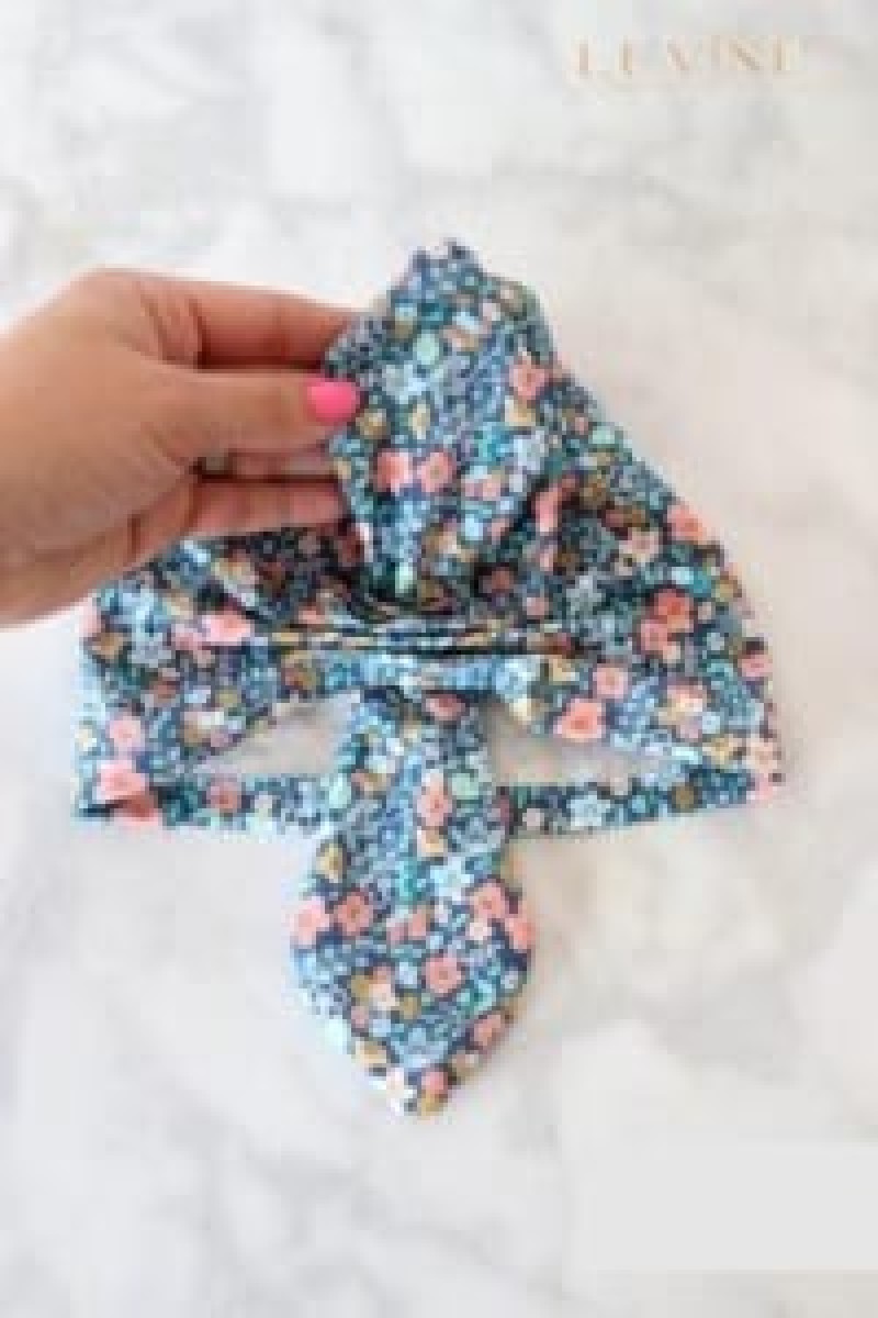 bạn dùng tay còn lại để trượt mảnh vải cung vào lỗ.