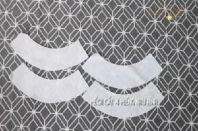 đặt mẫu rập lên vải mếch để cắt thành 4 miếng vải sử dụng cho việc may mếch vành mũ. 