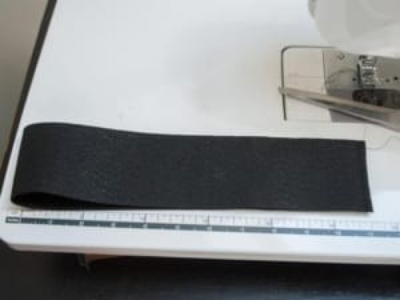 Bạn gập đôi dây đai vòng đầu rồi may 2 đầu mép dây lại với nhau. 