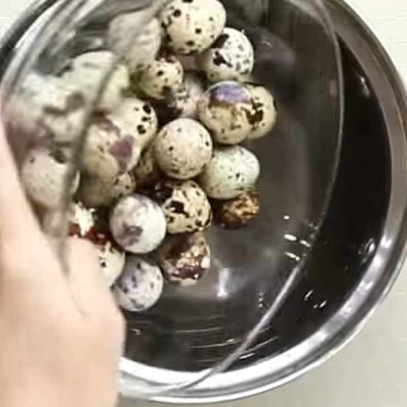 Bước 3 Luộc trứng cút Bánh tráng trộn